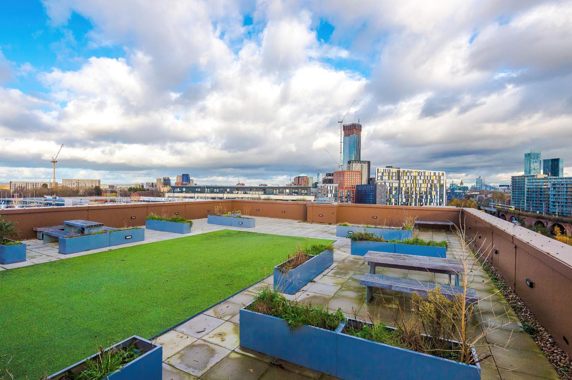 Waterhouse Suite: Modern 2-bed In Centre Manchester