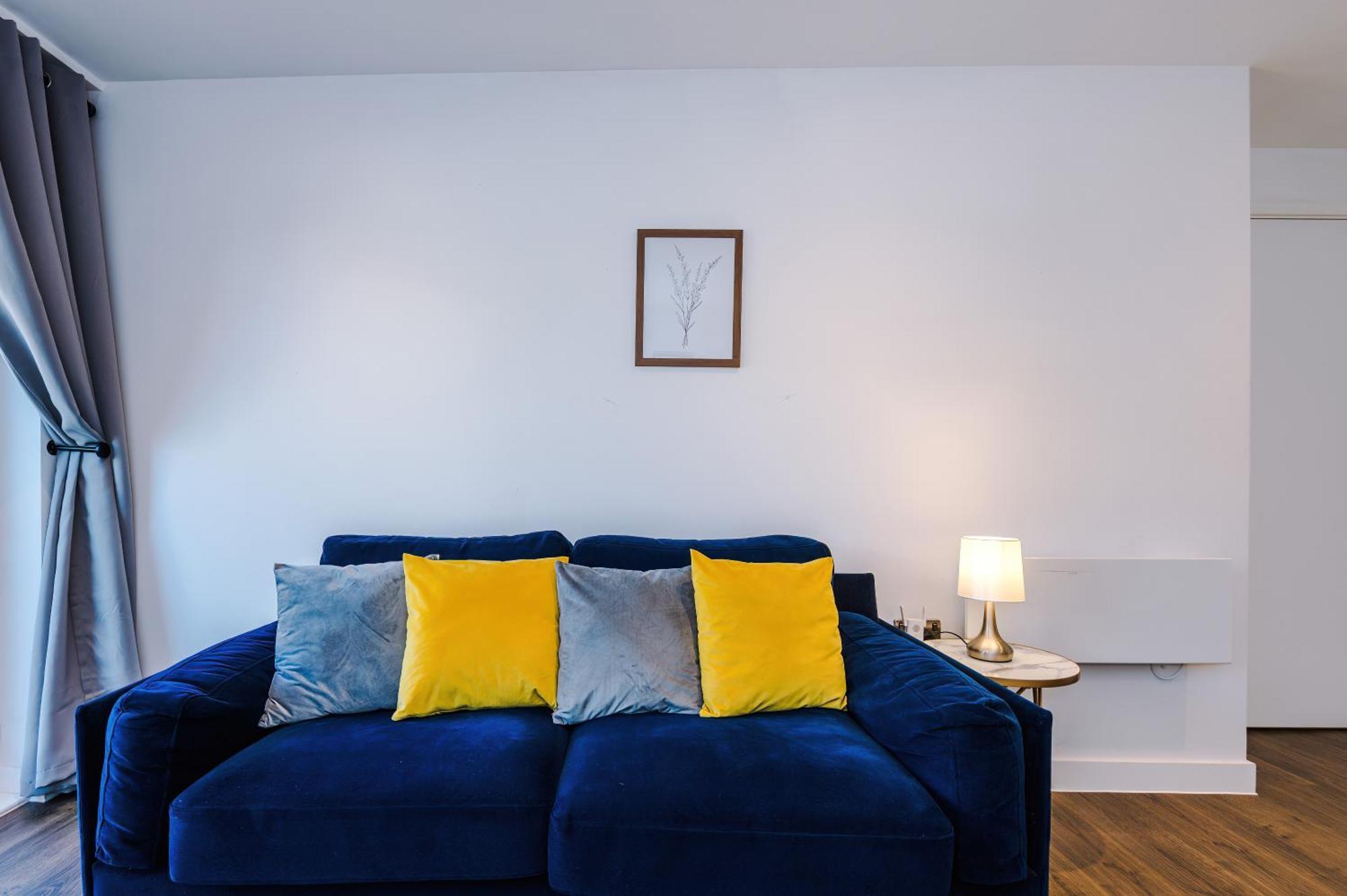 Waterhouse Suite: Modern 2-bed In Centre Manchester